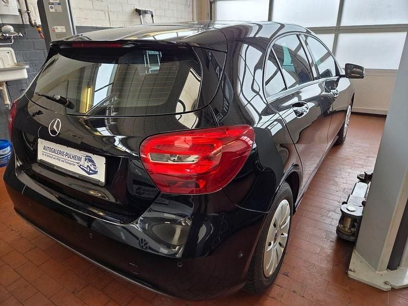 Gebraucht Mercedes A180 122 PS (89 kW) 2017 Schwarz Limousine