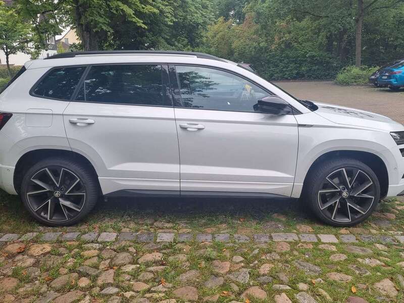 Weiß Gebraucht 2021 Skoda Karoq SportLine SUV | 22.999 € (Fairer Preis) - Bild 1/4