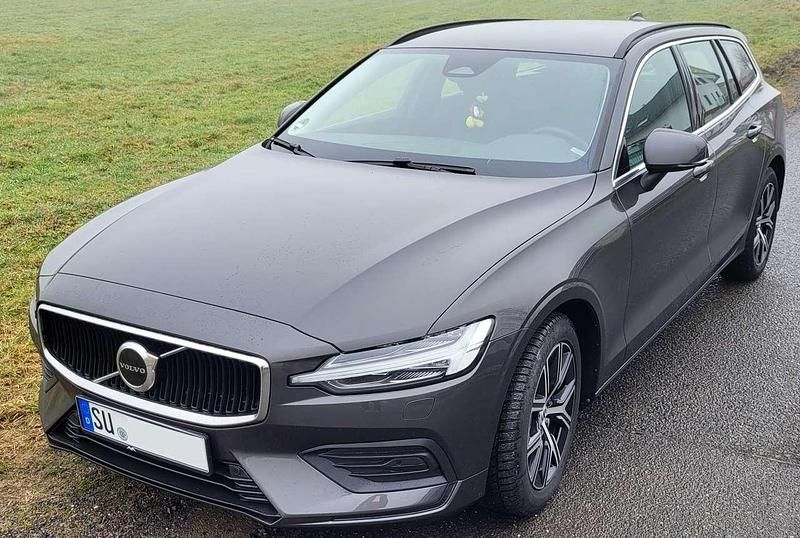 Grau Gebraucht 2022 Volvo V60 Core Kombi | 31.500 € (Guter Preis) - Bild 1/4