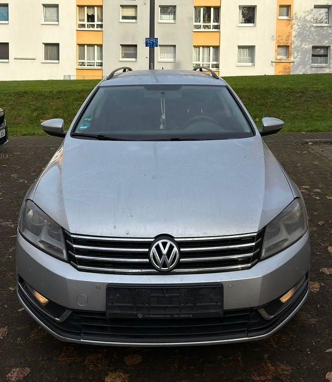 Silber Gebraucht 2012 VW Passat Trendline Kombi | 5.000 € (Superpreis) - Bild 1/4