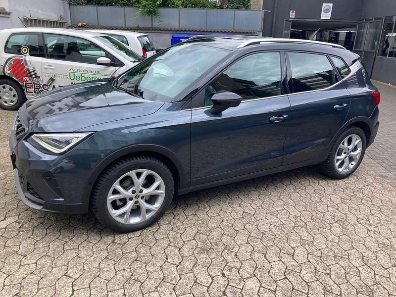 Grau (metallic) Gebraucht 2022 Seat Arona FR SUV | 17.150 € (Fairer Preis) - Bild 1/4