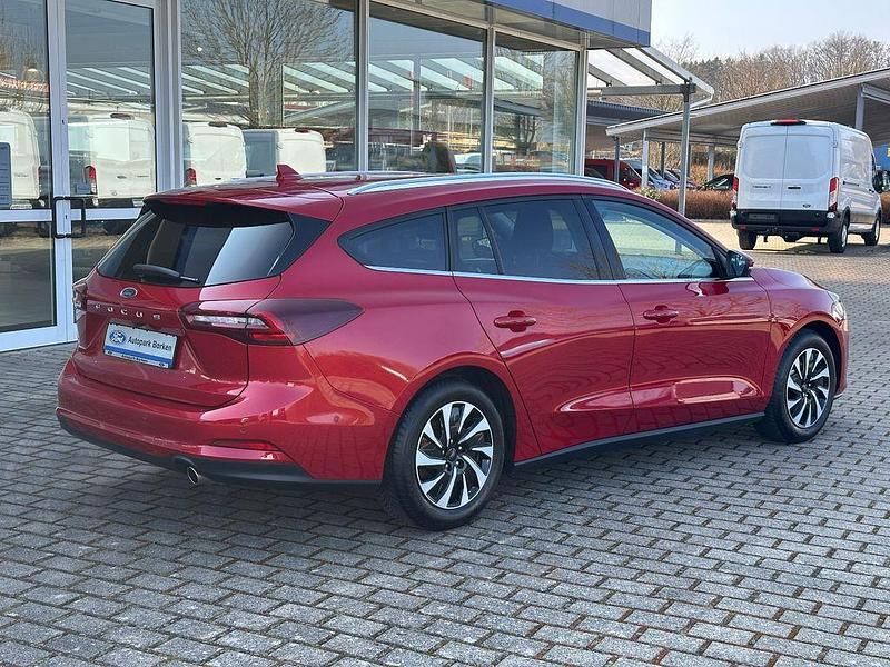 Gebraucht Ford Focus Titanium 125 PS (91 kW) 2024 Rot Limousine