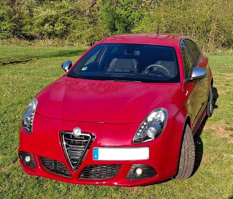 Rot Gebraucht 2013 Alfa Romeo Giulietta Turismo Kleinwagen | 5.200 € (Guter Preis) - Bild 1/4