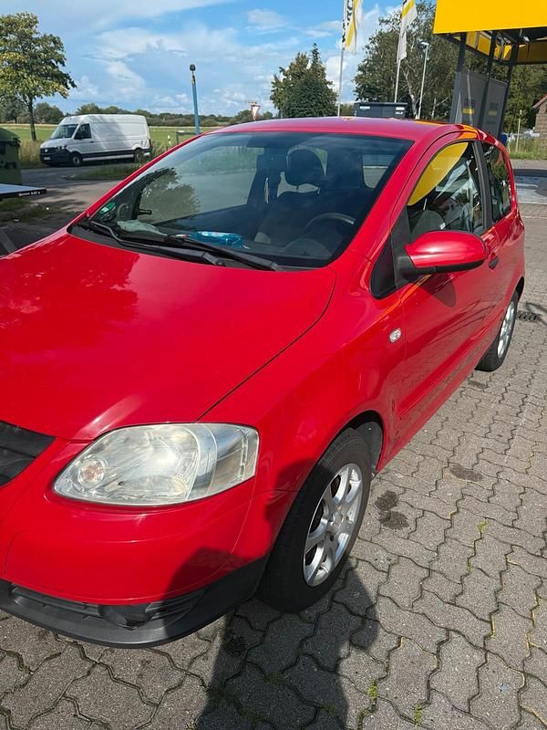 Rot Gebraucht 2010 VW Fox Kleinwagen | 2.350 € (Etwas zu teuer) - Bild 1/4