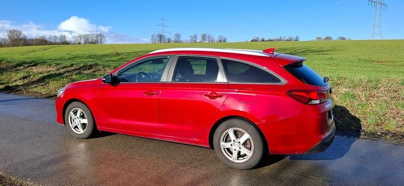 Gebraucht Hyundai i30 Trend 99 PS (72 kW) 2018 Rot Kombi