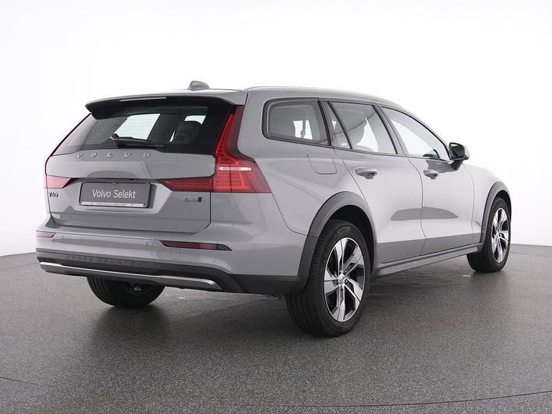Gebraucht Volvo V60 CC Plus 197 PS (144 kW) 2024 Grau vapour grey / metallic Kombi