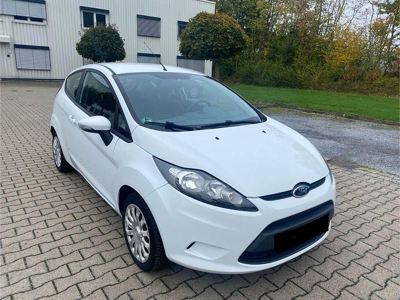Weiß Gebraucht 2011 Ford Fiesta Champions Edition Kleinwagen | 2.950 € (Guter Preis) - Bild 1/4