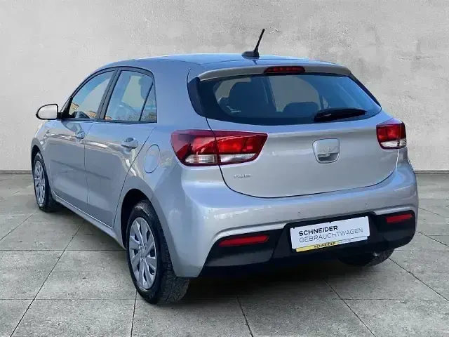 Gebraucht Kia Rio Spirit 101 PS (74 kW) 2023 Silber Limousine