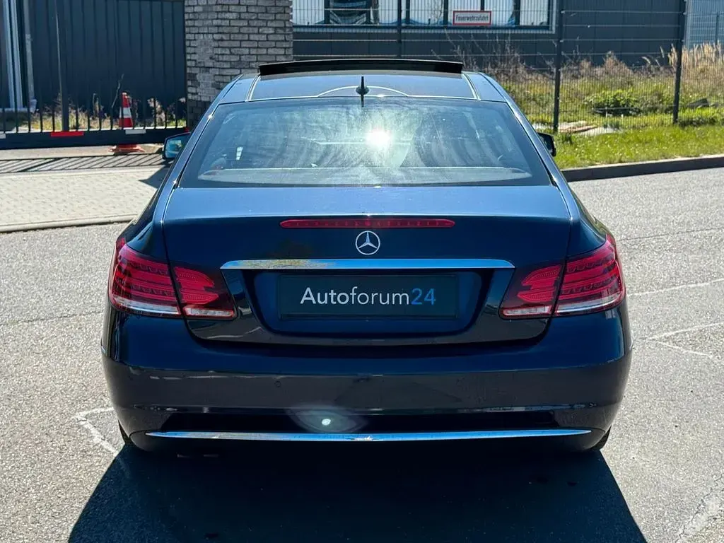 Gebraucht Mercedes E200 184 PS (135 kW) 2016 Blau Coupé