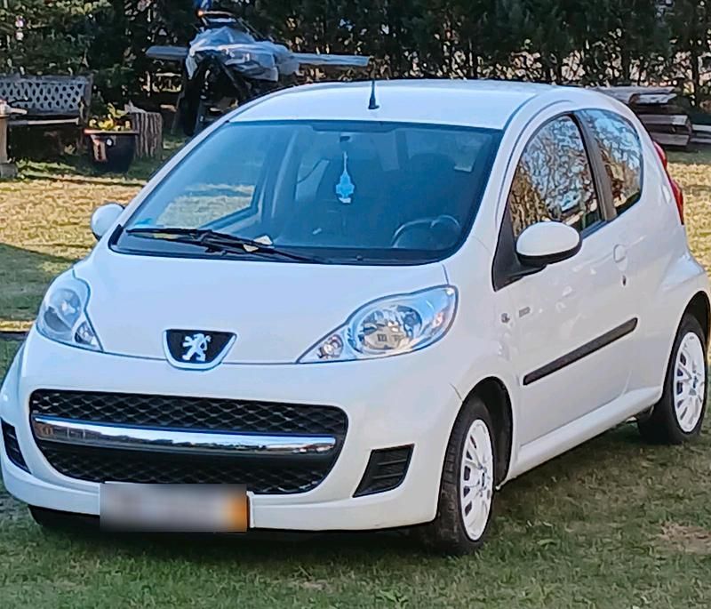 Gebraucht Peugeot 107 68 PS (50 kW) 2011 Weiß Kleinwagen