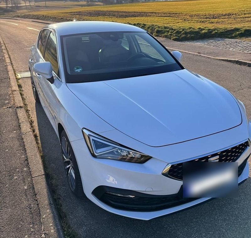 Weiß Gebraucht 2021 Seat Leon XCELLENCE Limousine | 17.199 € (Guter Preis) - Bild 1/4