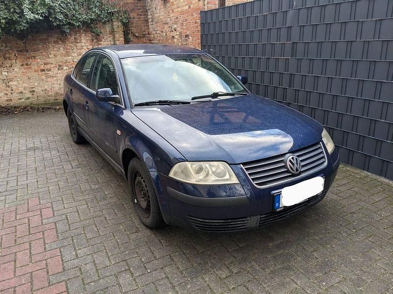 Blau Gebraucht 2001 VW Passat Highline Limousine | 800 € (Superpreis) - Bild 1/4