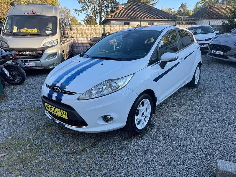 Frostweiß Gebraucht 2012 Ford Fiesta Titanium Kleinwagen | 6.500 € (Etwas zu teuer) - Bild 1/4