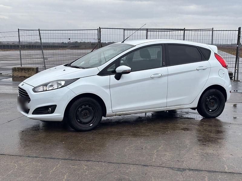 Gebraucht Ford Fiesta 101 PS (74 kW) 2013 Weiß Kleinwagen
