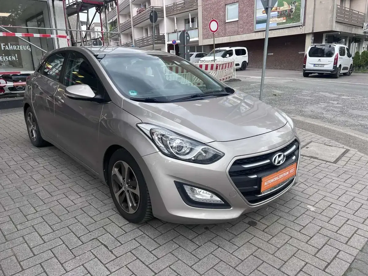 Gebraucht Hyundai i30 Trend 110 PS (80 kW) 2015 White sand / met Limousine