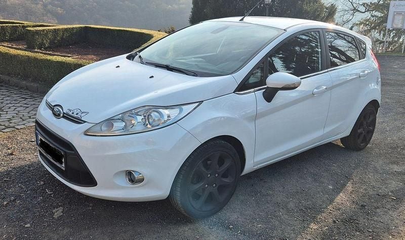 Gebraucht Ford Fiesta 97 PS (71 kW) 2012 Weiß Kleinwagen