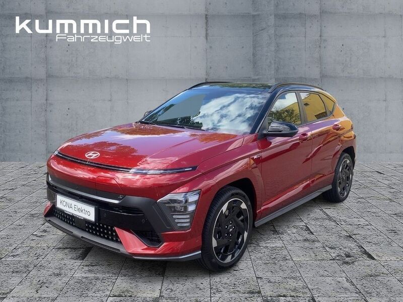 Ultimate red / abyss black Neu 2025 Hyundai Kona Comfort SUV | 41.997 € (Teuer) - Bild 1/4