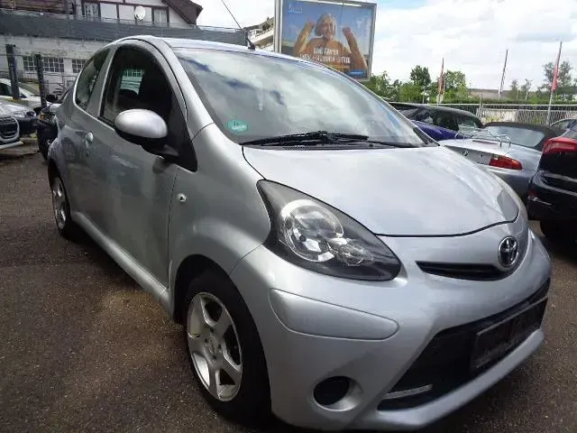 Używany Toyota Aygo Cool 68 KM (50 kW) 2012 Srebrny Hatchback