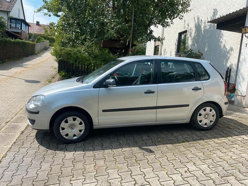 Grau Gebraucht 2009 VW Polo Limousine | 800 € - Bild 1/4