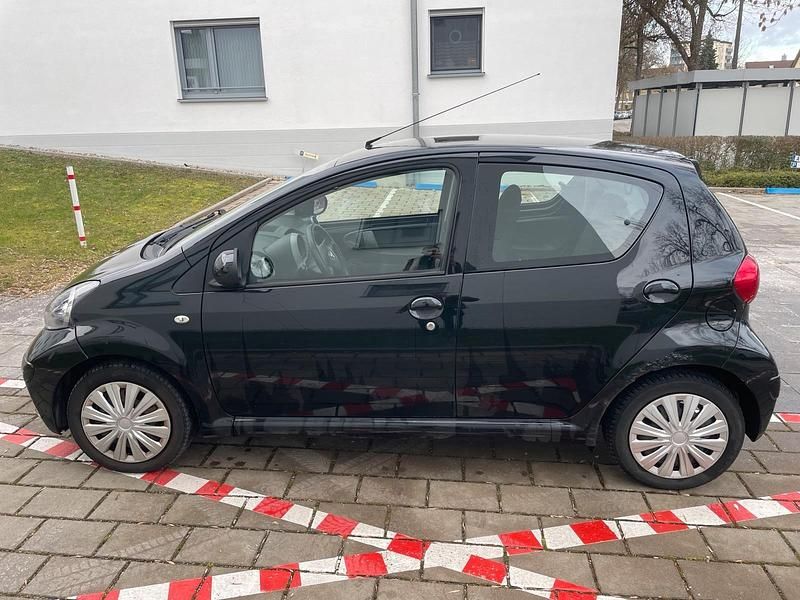 Gebraucht Toyota Aygo 68 PS (50 kW) 2007 Schwarz Kleinwagen