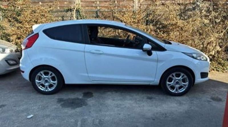 Gebraucht Ford Fiesta Trend 60 PS (44 kW) 2014 Weiß Kleinwagen