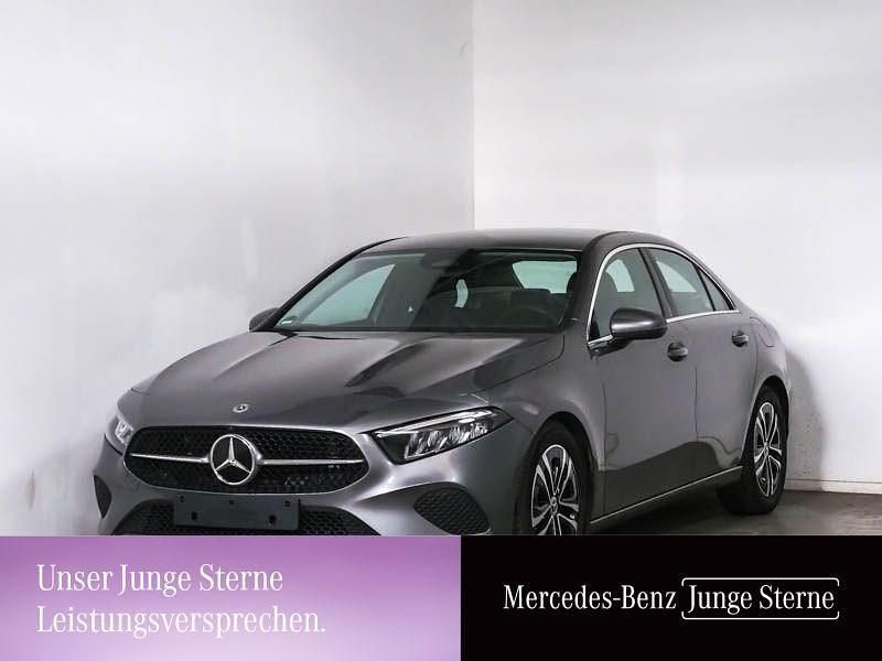 Grau Gebraucht 2024 Mercedes A200 Progressive Limousine | 29.990 € (Fairer Preis) - Bild 1/3
