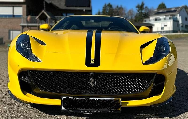 Gebraucht Ferrari 812 799 PS (587 kW) 2022 Gelb Cabrio