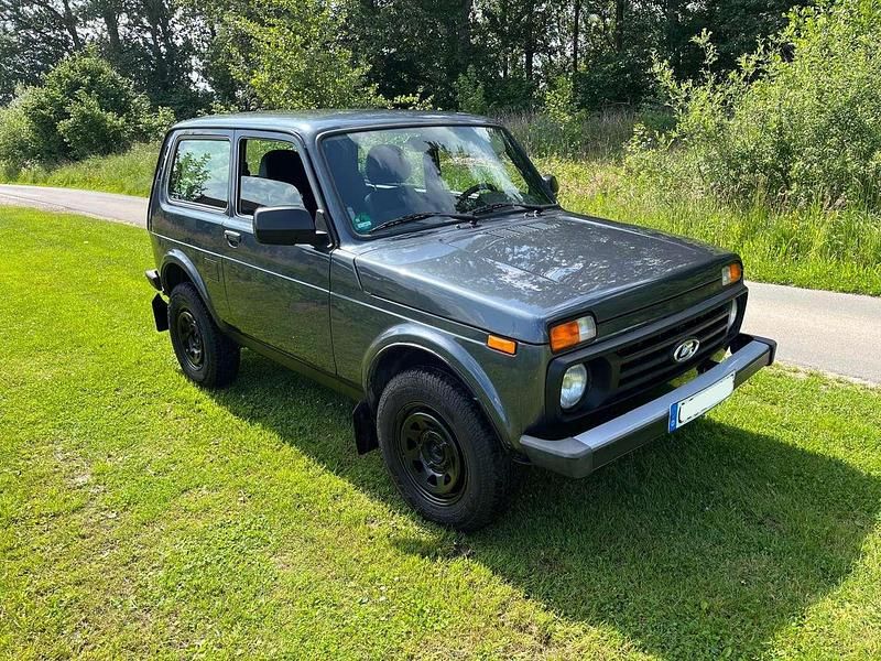 Grau Gebraucht 2018 Lada Urban SUV | 11.990 € (Fairer Preis) - Bild 1/4