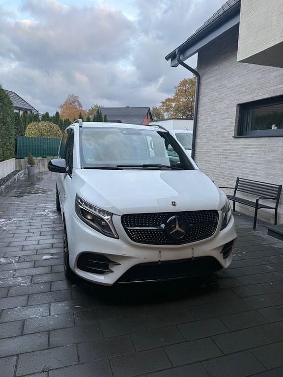 Weiß Gebraucht 2017 Mercedes V250 Exclusive Van / Kleinbus | 39.990 € - Bild 1/4
