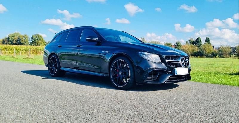 Schwarz Gebraucht 2019 Mercedes E63S AMG AMG Kombi | 70.000 € (Teuer) - Bild 1/4