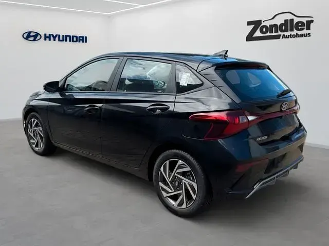 Gebraucht Hyundai i20 Trend 101 PS (74 kW) 2025 Schwarz Limousine
