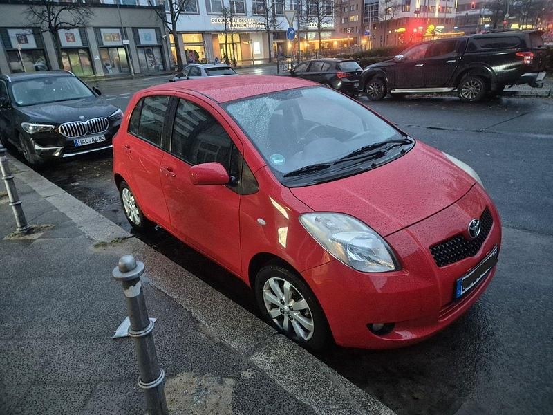 Rot Gebraucht 2008 Toyota Yaris Cool Limousine | 3.750 € (Teuer) - Bild 1/4