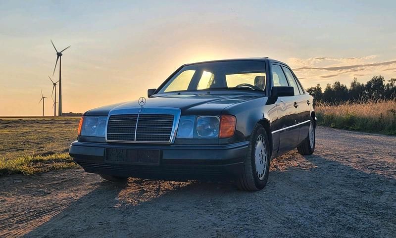 Blau Gebraucht 1991 Mercedes E260 Limousine | 6.099 € - Bild 1/4