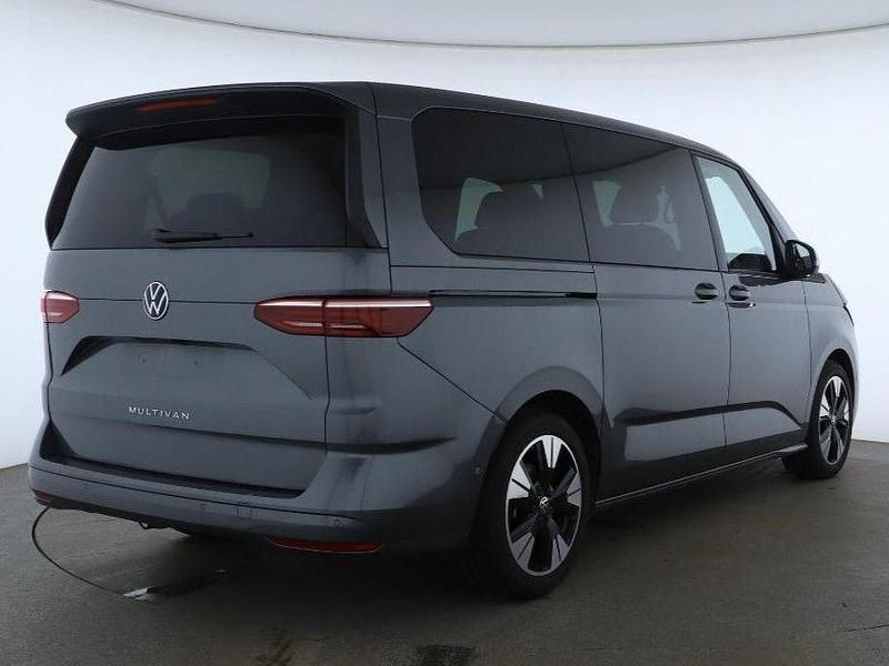Gebraucht VW Multivan Life 150 PS (110 kW) 2025 Grau Van