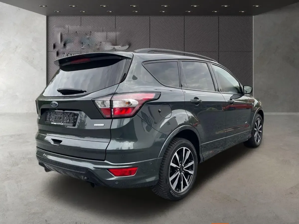 Usado Ford Kuga ST-Line 182 HP (133 kW) 2017 Verde SUV