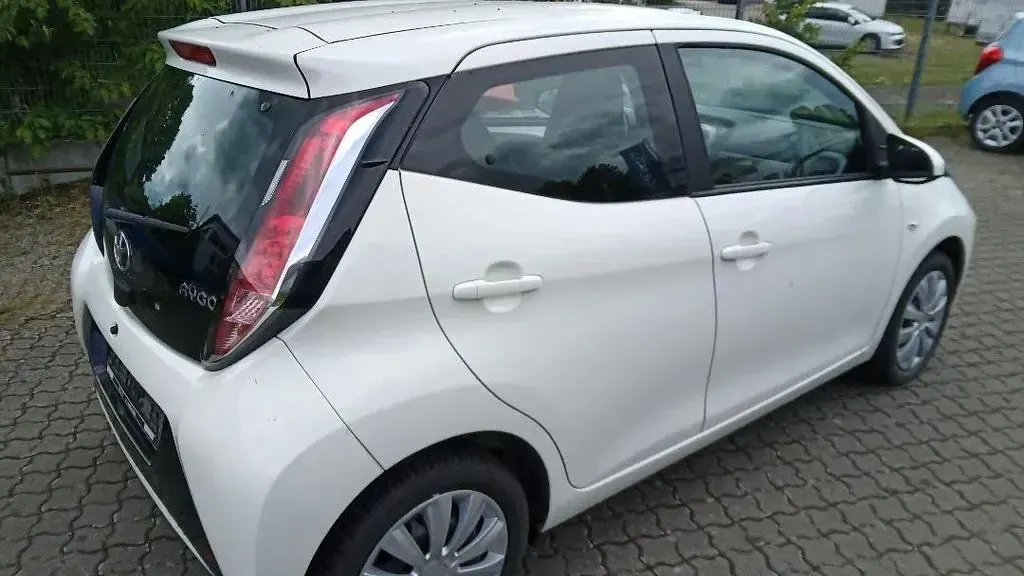 Second-hand Toyota Aygo X-play 69 CP (50 kW) 2015 Alb Hatchback