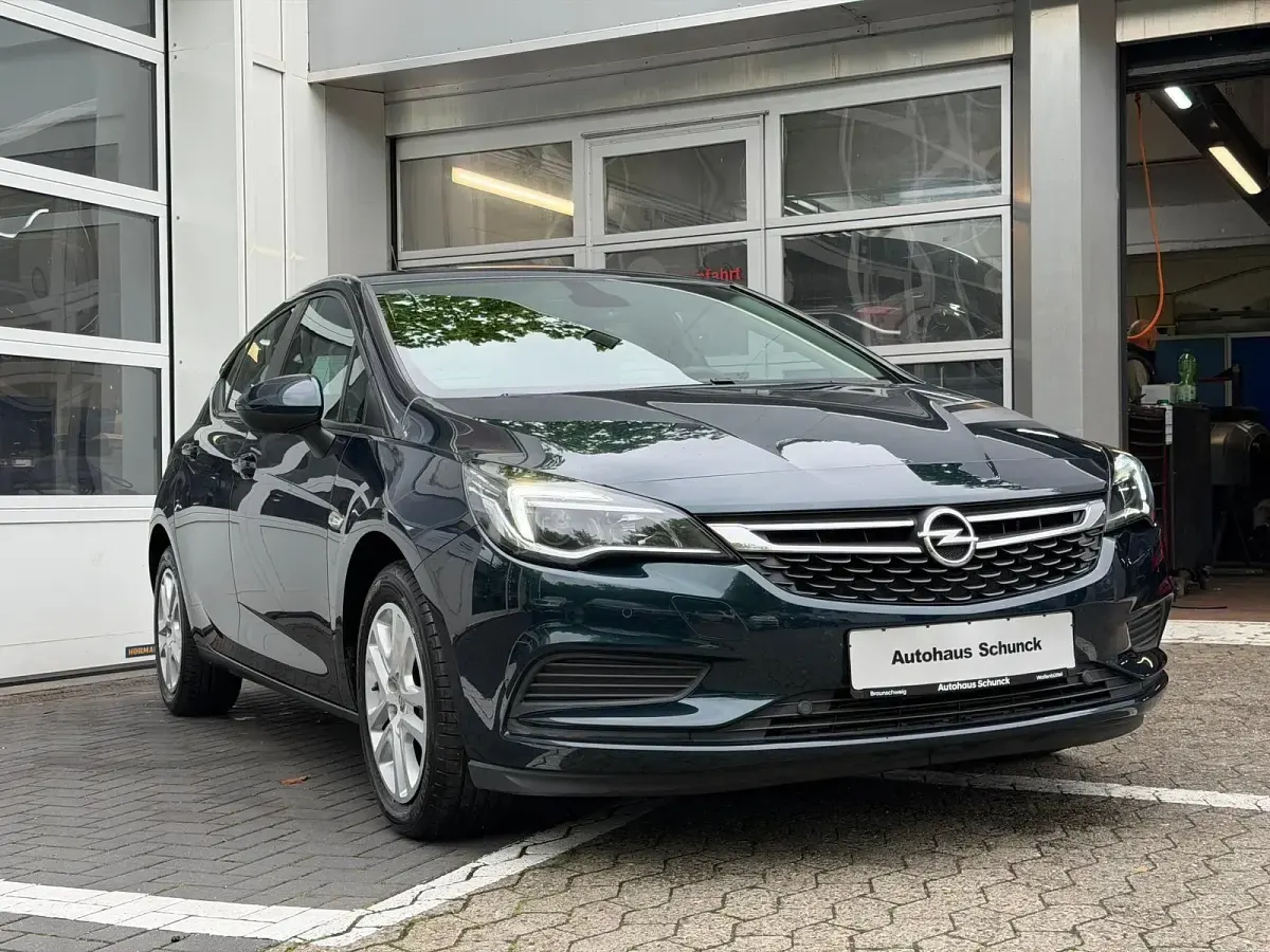 Używany Opel Astra 125 KM (91 kW) 2017 Zielony Sedan/Limuzyna