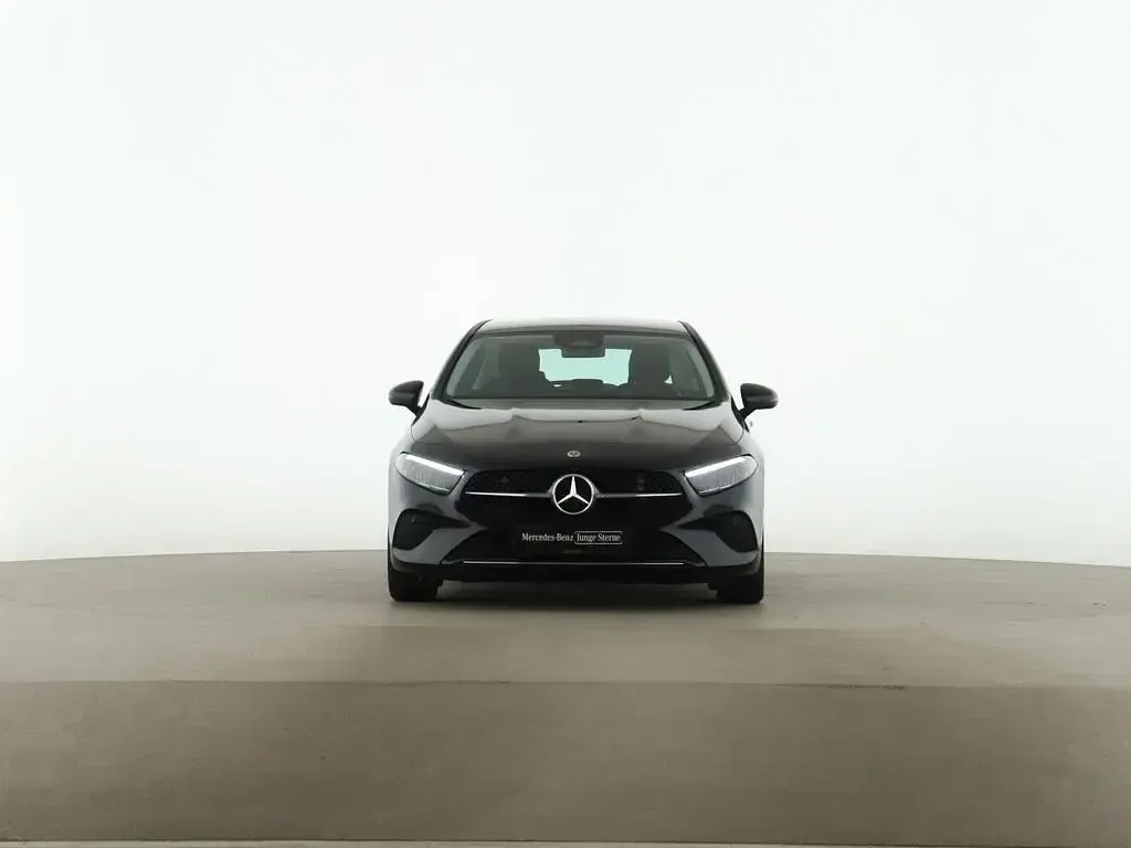 Gebraucht Mercedes A200 Advanced 163 PS (119 kW) 2025 Schwarz Limousine