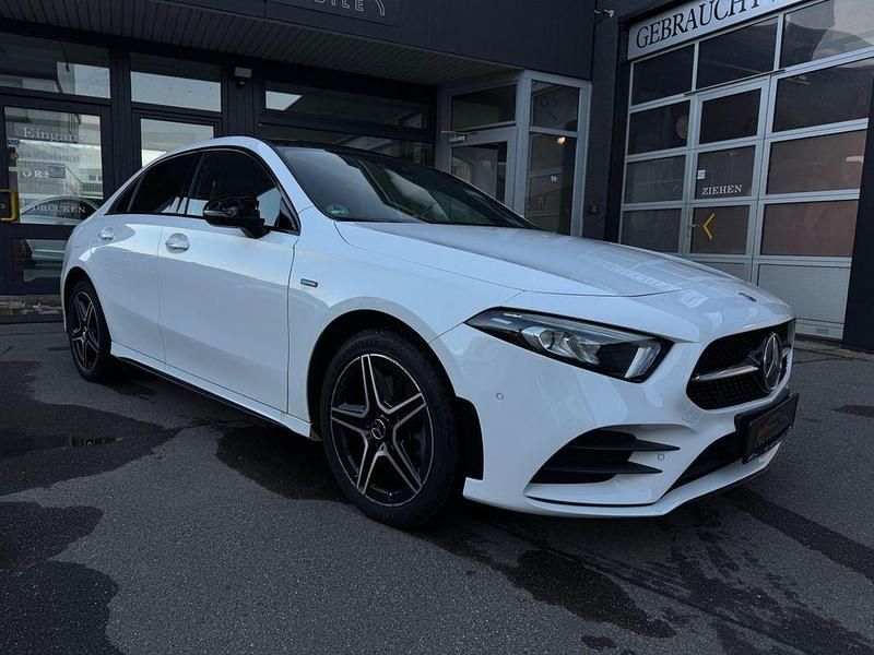 Weiß Gebraucht 2021 Mercedes A250 AMG line Limousine | 25.790 € (Fairer Preis) - Bild 1/4