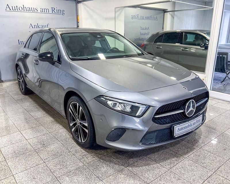 Grau Gebraucht 2020 Mercedes A180 Edition 1 Limousine | 24.880 € (Fairer Preis) - Bild 1/4