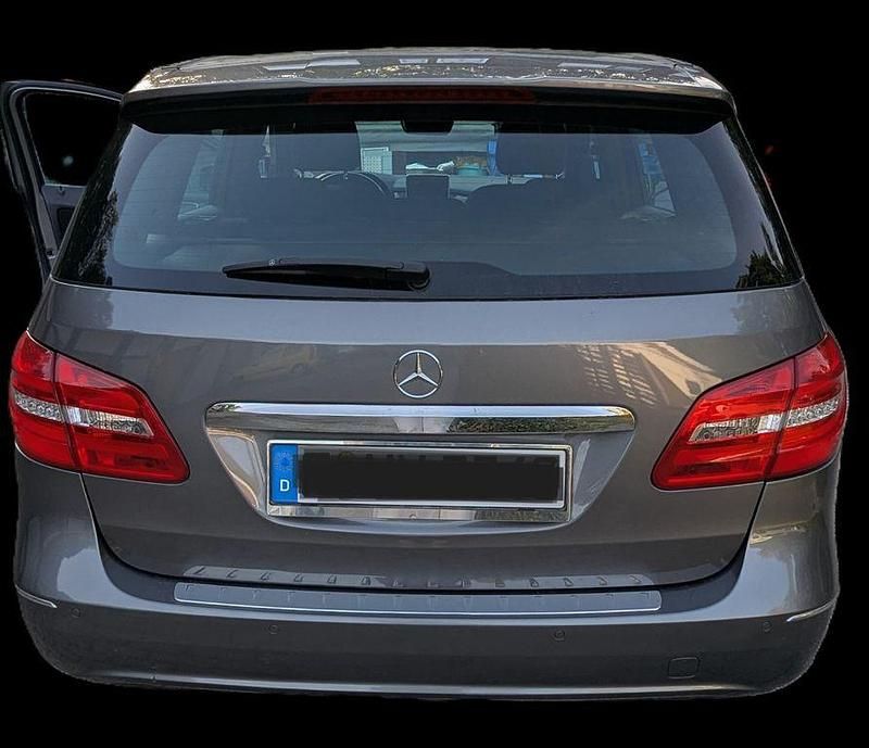 Gebraucht Mercedes B200 Style 156 PS (114 kW) 2014 Grau Van / Kleinbus