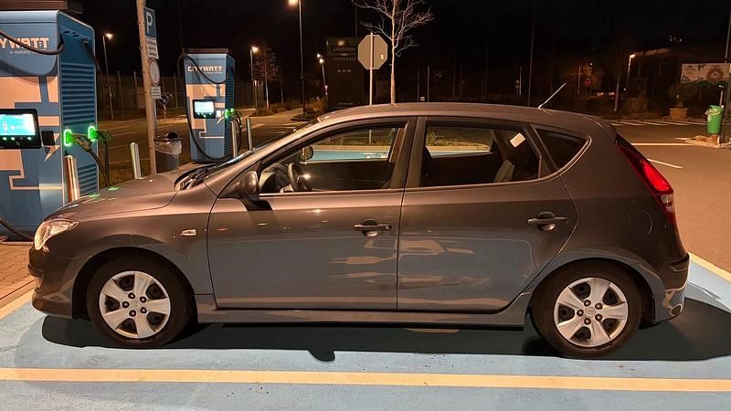 Gebraucht Hyundai i30 109 PS (80 kW) 2011 Grau Kleinwagen