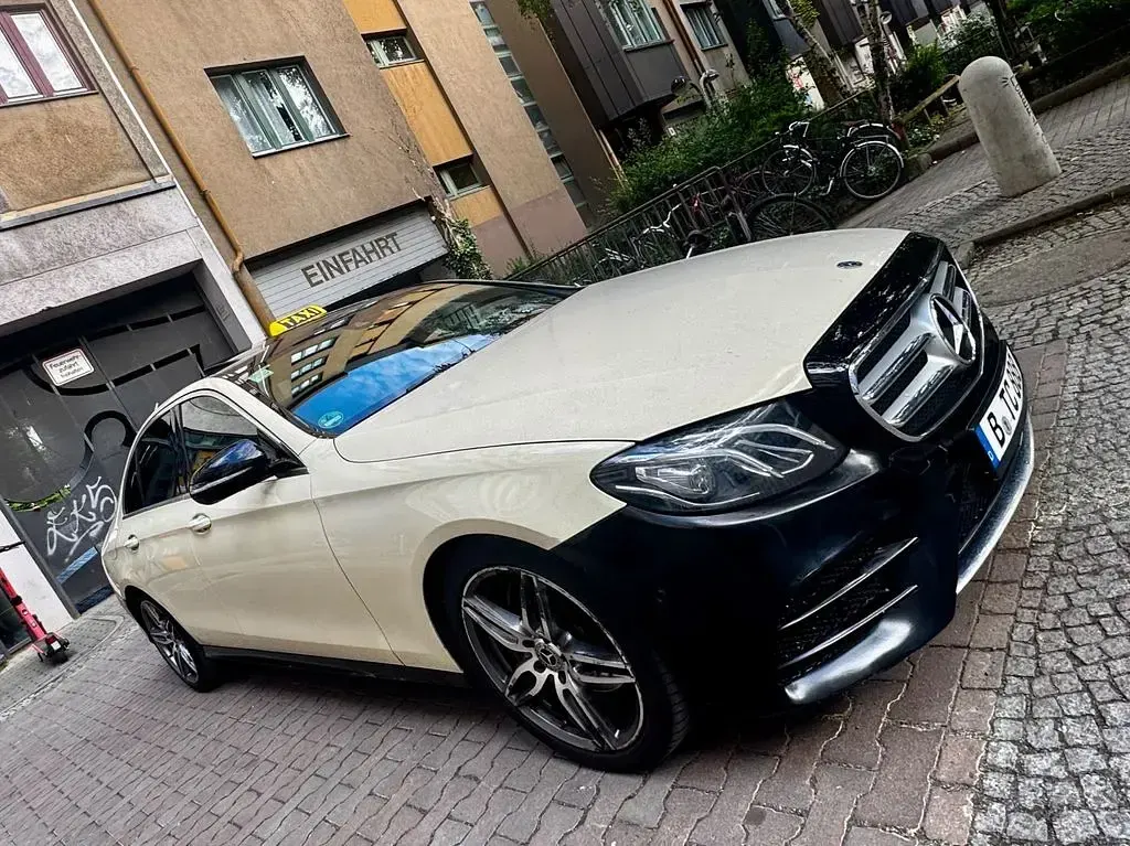 Gebraucht Mercedes E220 AMG line 194 PS (142 kW) 2017 Schwarz Limousine