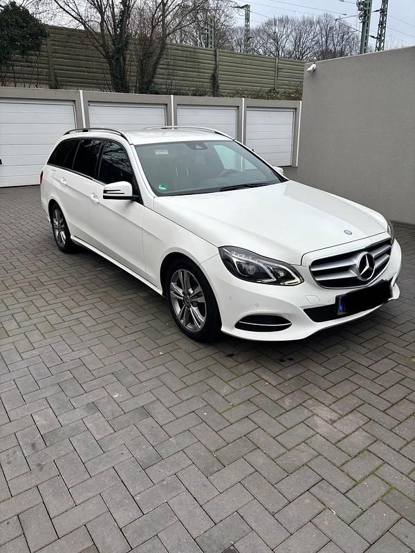 Weiß Gebraucht 2013 Mercedes E220 Avantgarde Kombi | 14.500 € (Fairer Preis) - Bild 1/4