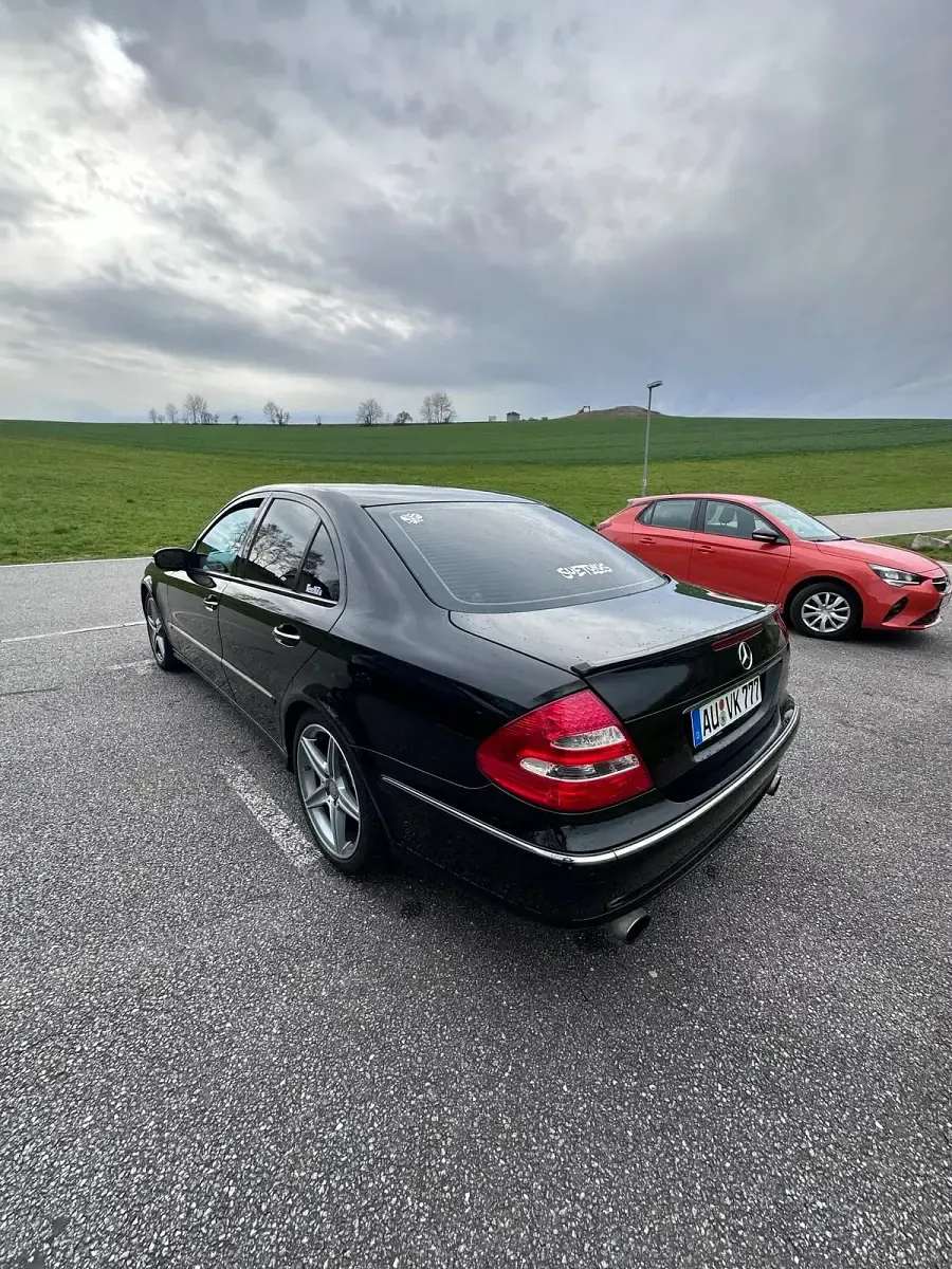 Używany Mercedes E320 224 KM (164 kW) 2005 Czarny Sedan/Limuzyna