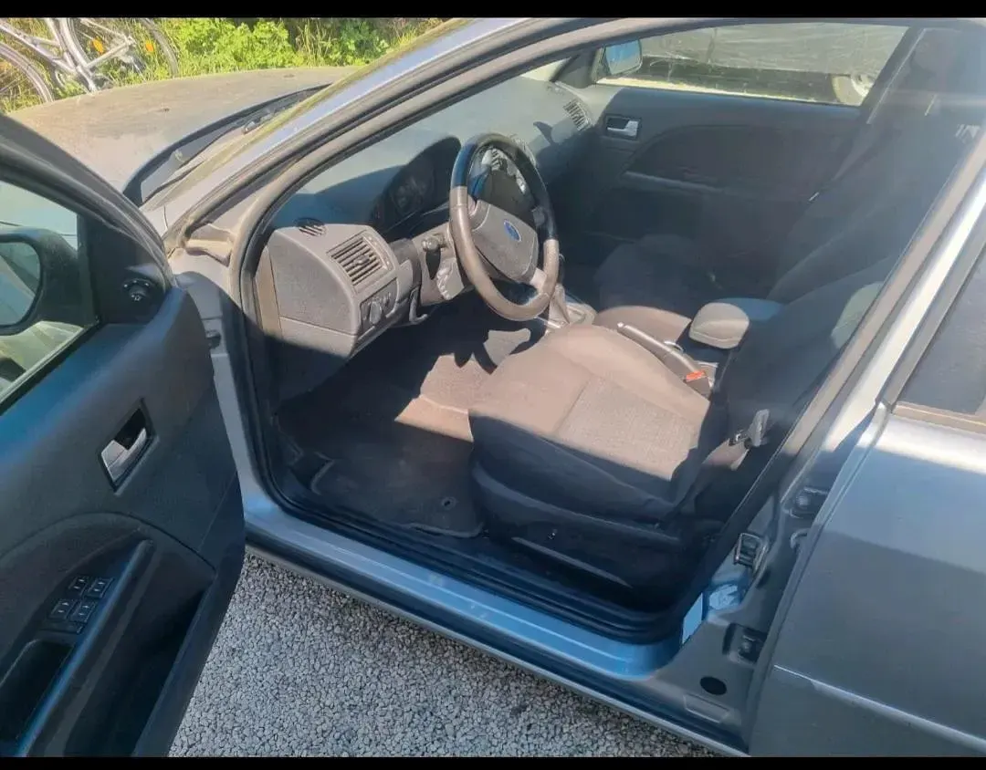 Usado Ford Mondeo Ghia 150 CV (110 kW) 2006 Plateado Familiar