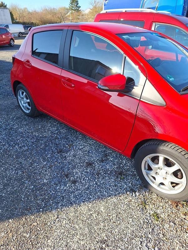 Gebraucht Toyota Yaris Comfort 99 PS (72 kW) 2015 Rot Kleinwagen