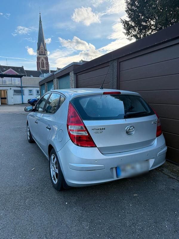 Gebraucht Hyundai i30 109 PS (80 kW) 2012 Silber Limousine