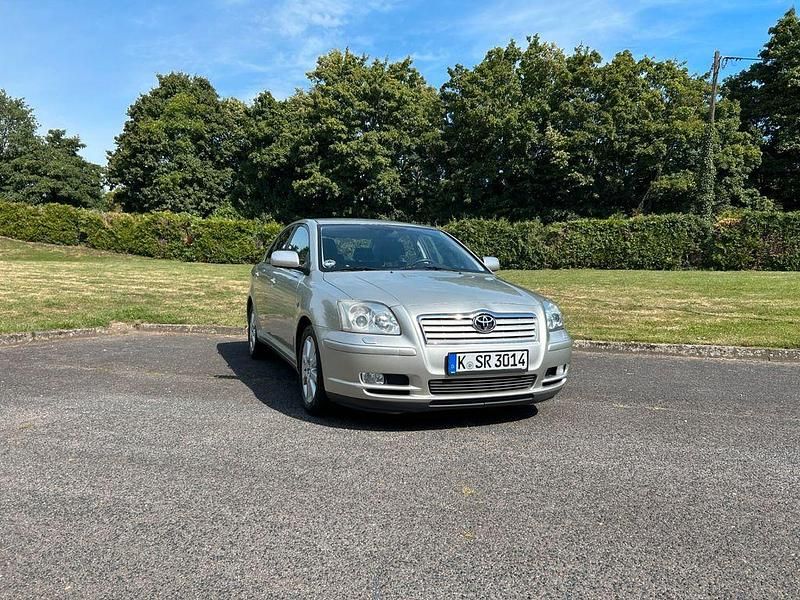Silber Gebraucht 2004 Toyota Avensis Limousine | 3.850 € (Fairer Preis) - Bild 1/4