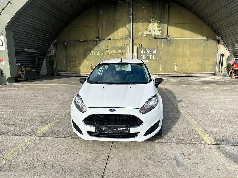 Gebraucht Ford Fiesta Ambiente 60 PS (44 kW) 2017 Weiß Kleinwagen